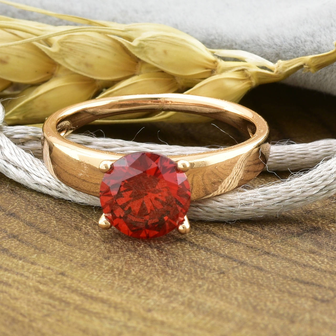 

Кольцо Xuping 14681 ширина 6 мм красные фианиты позолота 18К размер 19