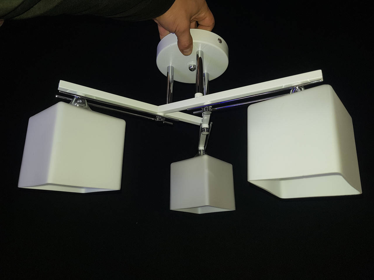 

Потолочная люстра на 3 лампочки с квадратными плафонами белая, Белый