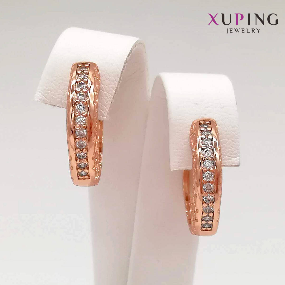 

Серьги Xuping, размер 18х4 мм, белые фианиты (куб. цирконий), вес 3 г, позолота PO, ХР00861 (1)