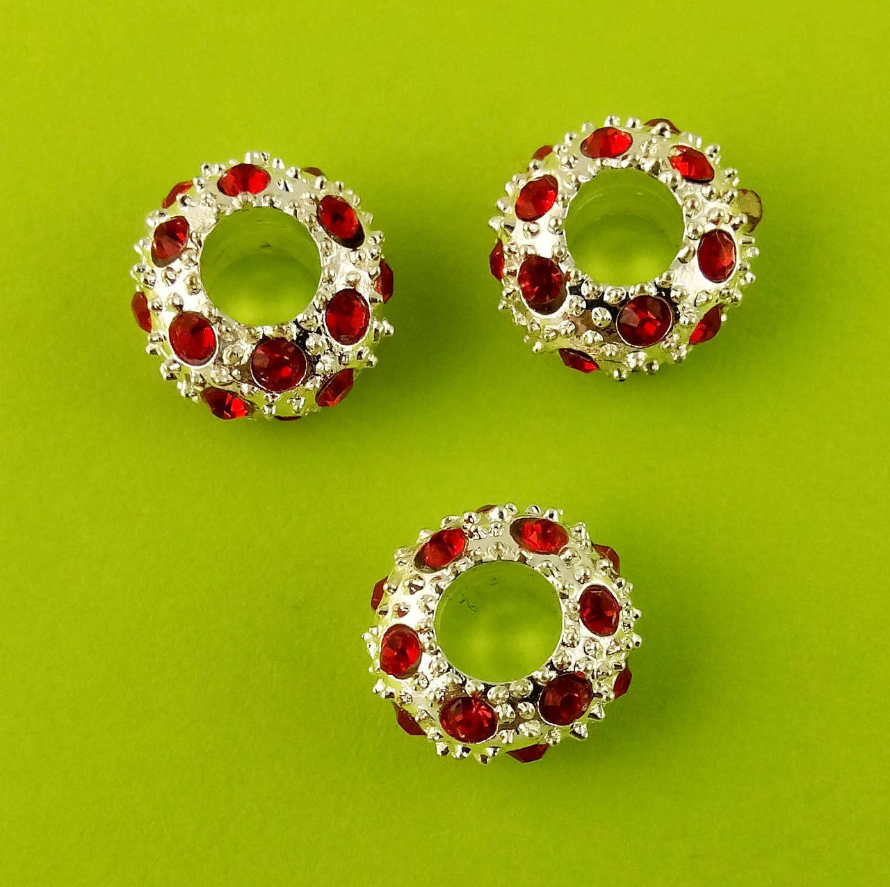 

Намистина в стилі "Pandora" металева з червоними стразами, 12 мм