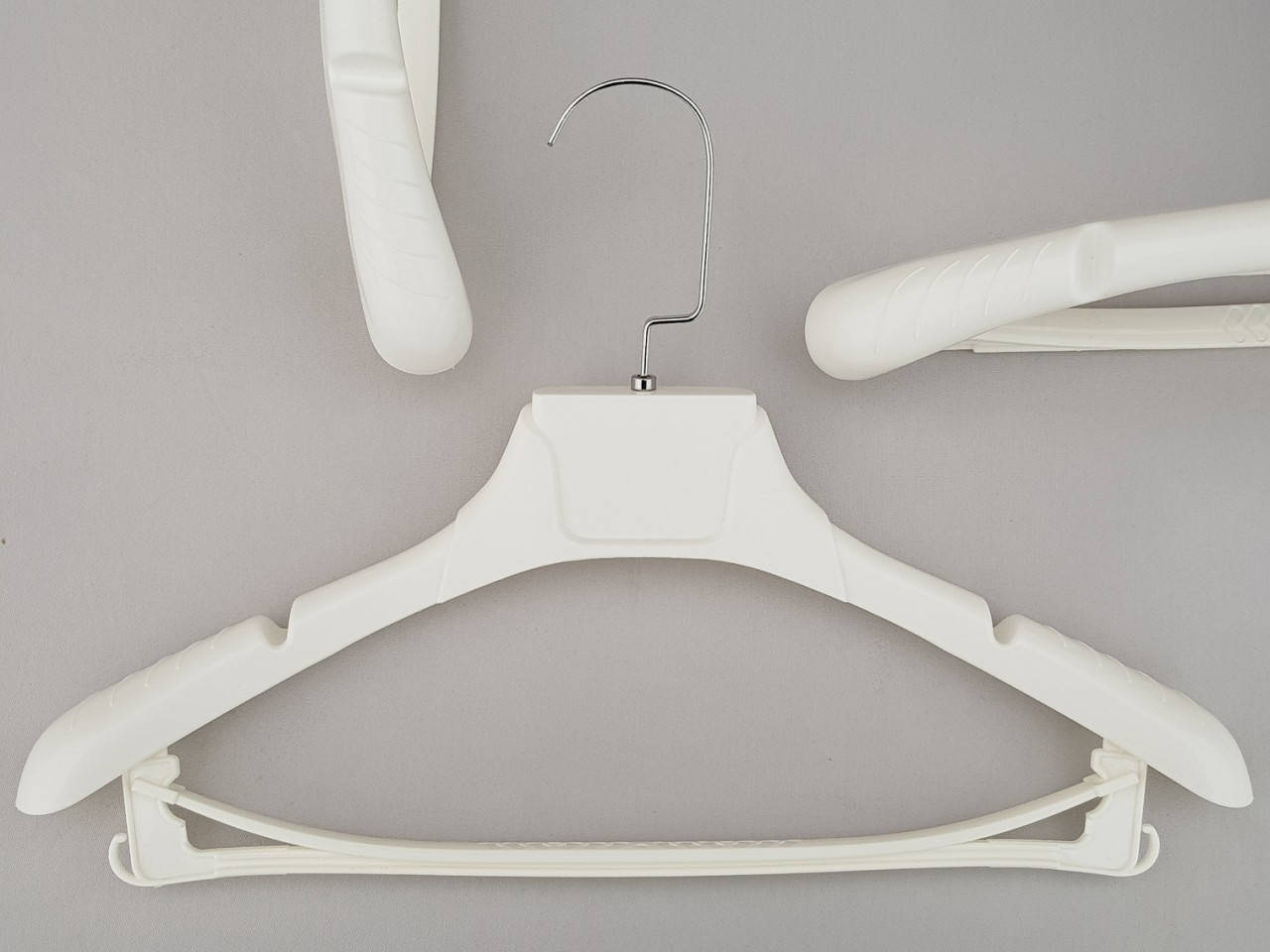 

Длина 38,5 см. Плечики вешалки пластмассовые TZP8821 с антискользящим ребристым плечом белого цвета, Белый