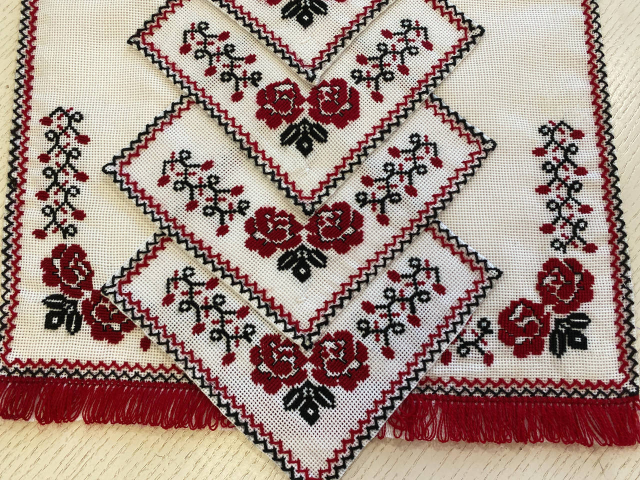 

Набір вишитих серветок на панамі ручної роботи, Белый