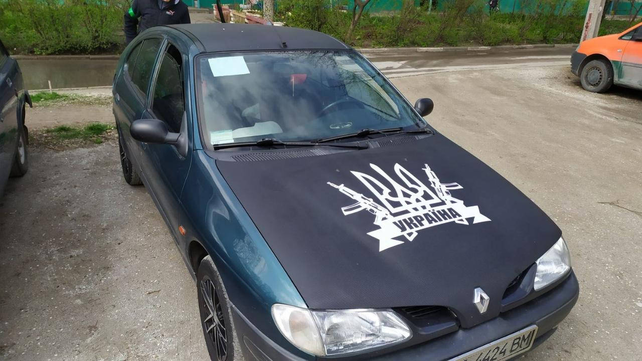

Наліпка капот на автомобіля Герб з автоматами 60 см