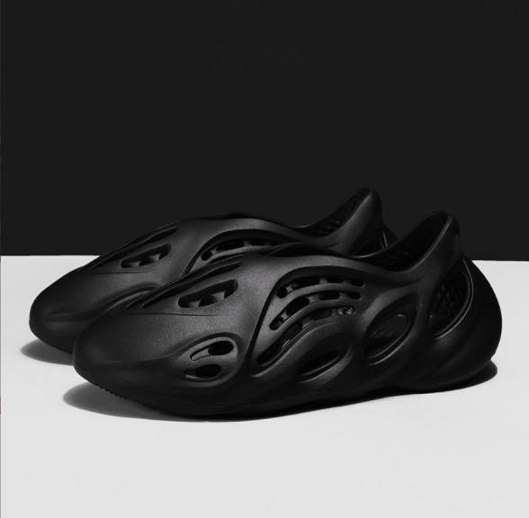 

Черные кроссовки YEEZY FOAM RUNNER