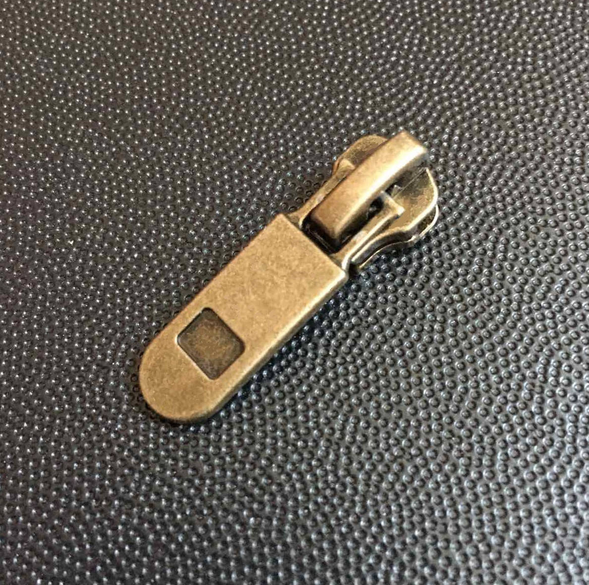 

Бегунок №5 на металлическую молнию с фиксатором, антик