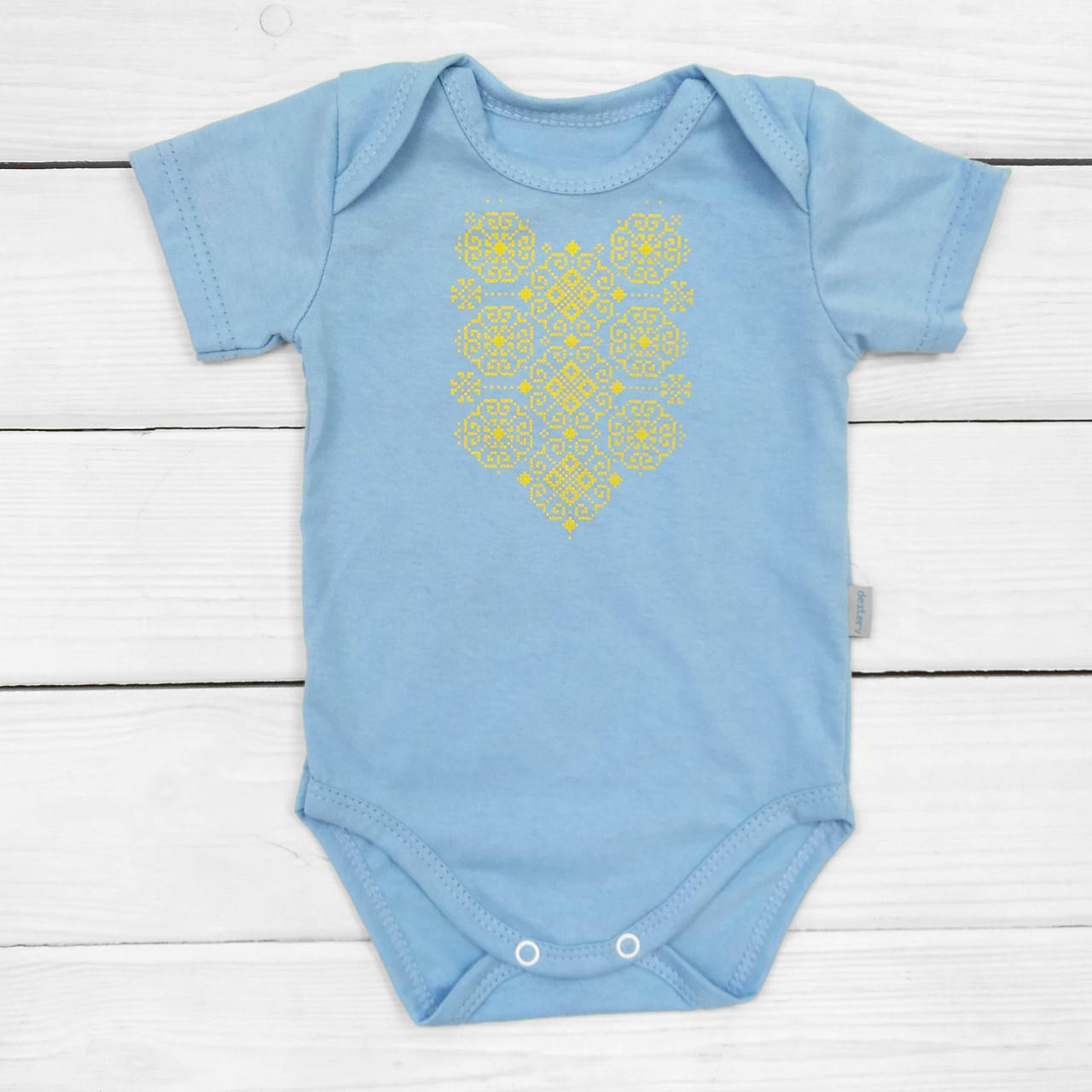 

Голубого цвета боди-лодочка с принтом под вышиванку