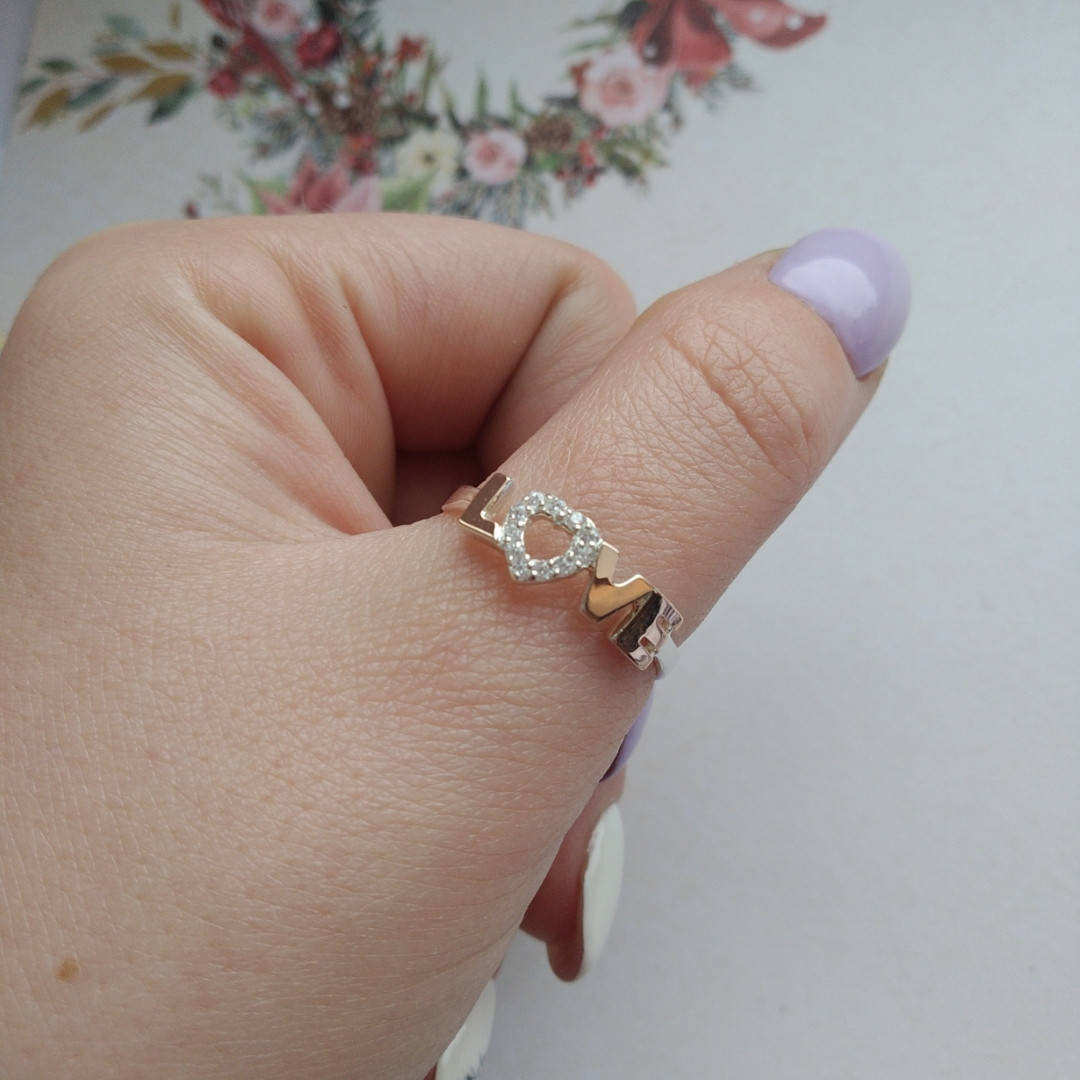 

Срібна каблучка LOVE з сердечком із золотими вставками та білими маленькими камінцями