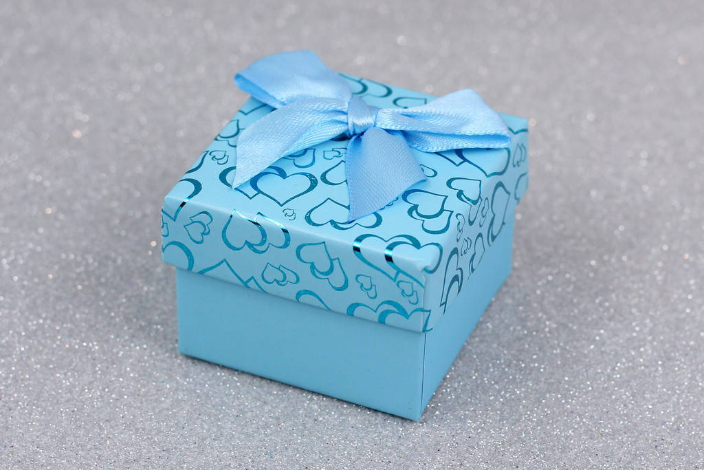 

Подарочная коробочка голубая с сердечками для кольца или сережек квадратная р 5см на 4см, Голубой