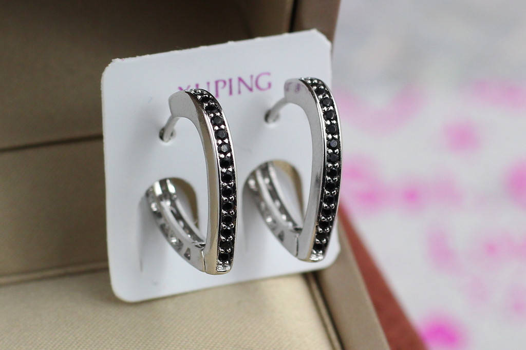 

Серьги Xuping Jewelry сердечки дорожки с черными камнями 1,9 см серебристые