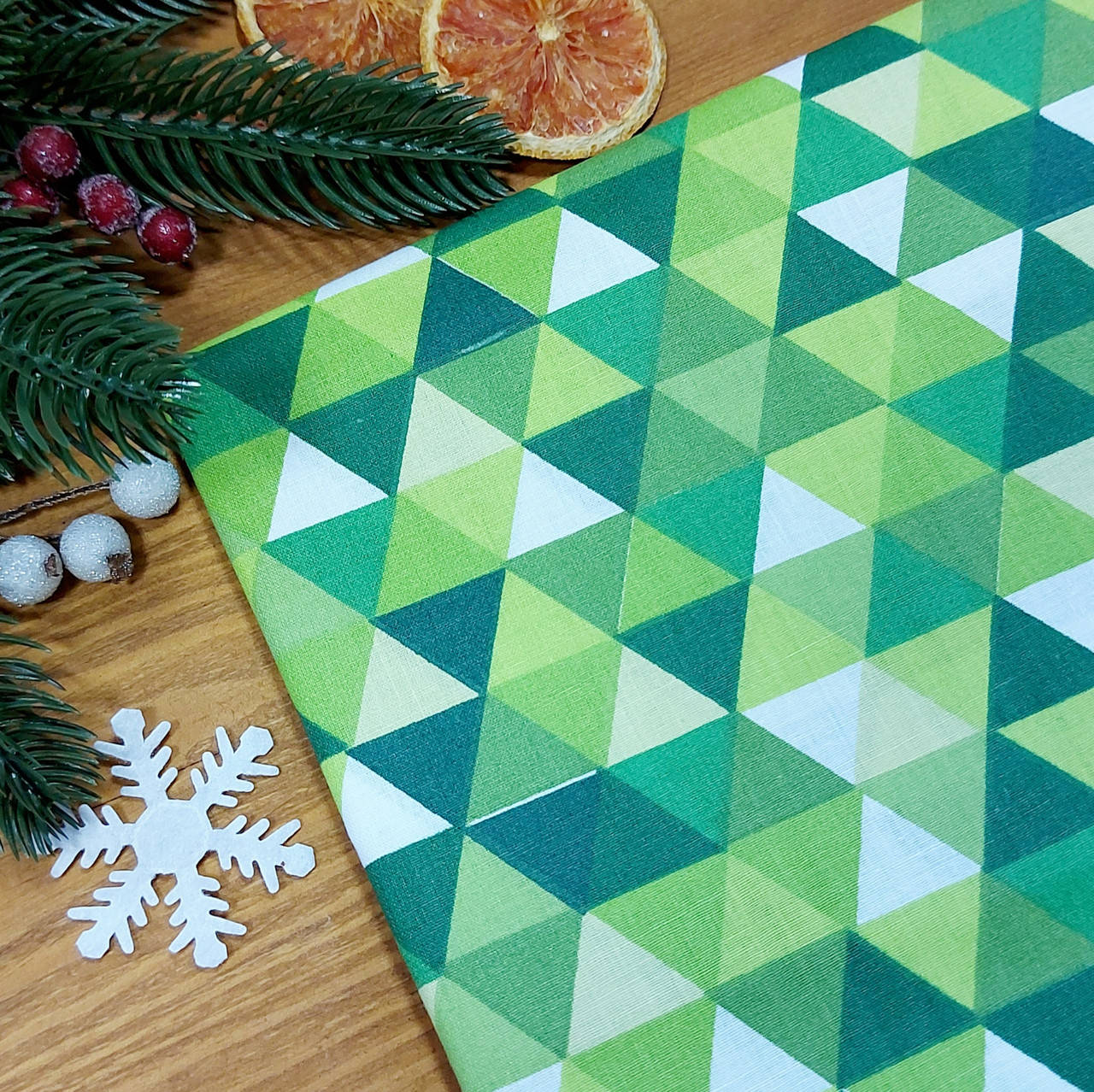 

Отрез хлопковой ткани "Треугольники зеленые" 45*50 см