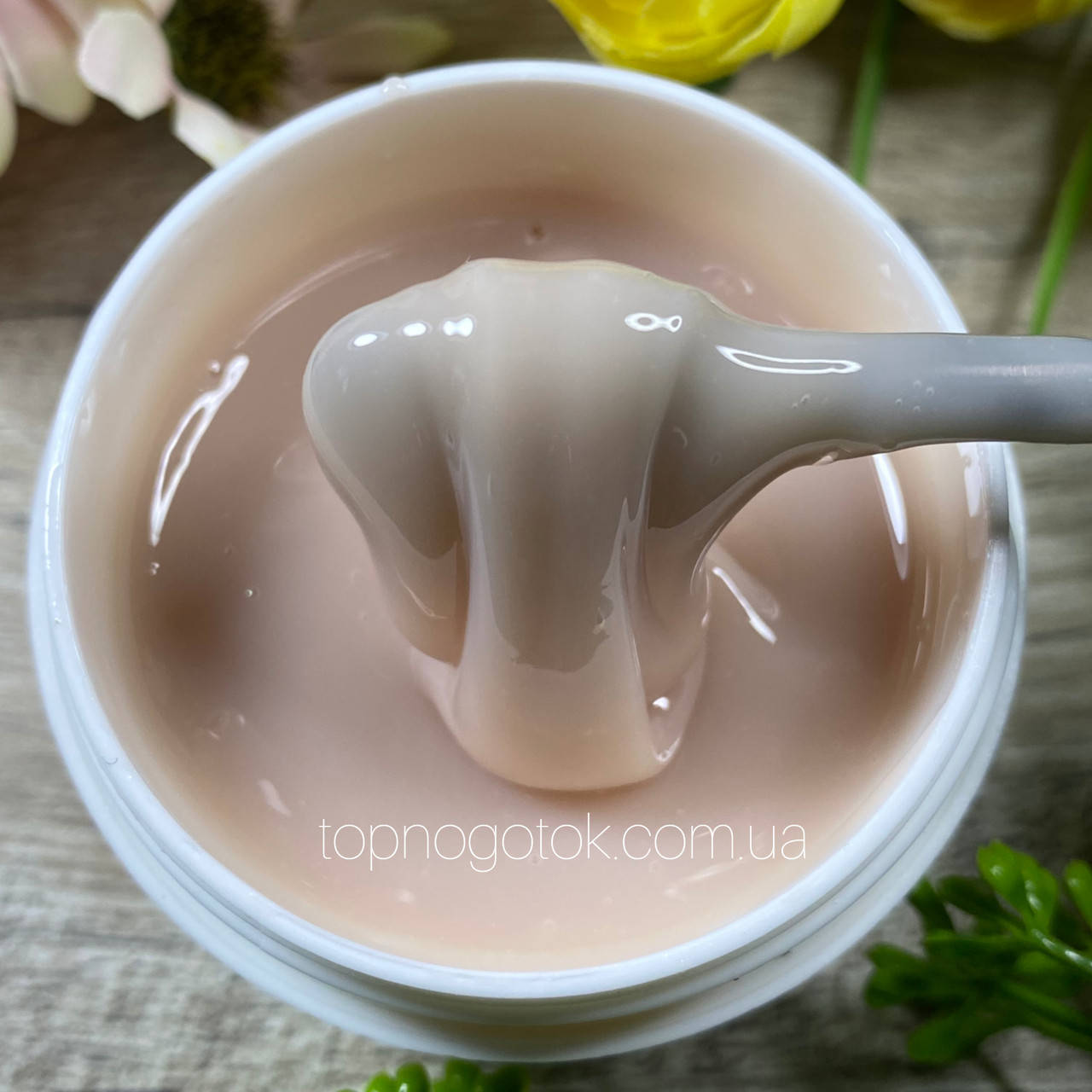 

Гель молочно бежевый для нарощування та зміцнення нігтів.