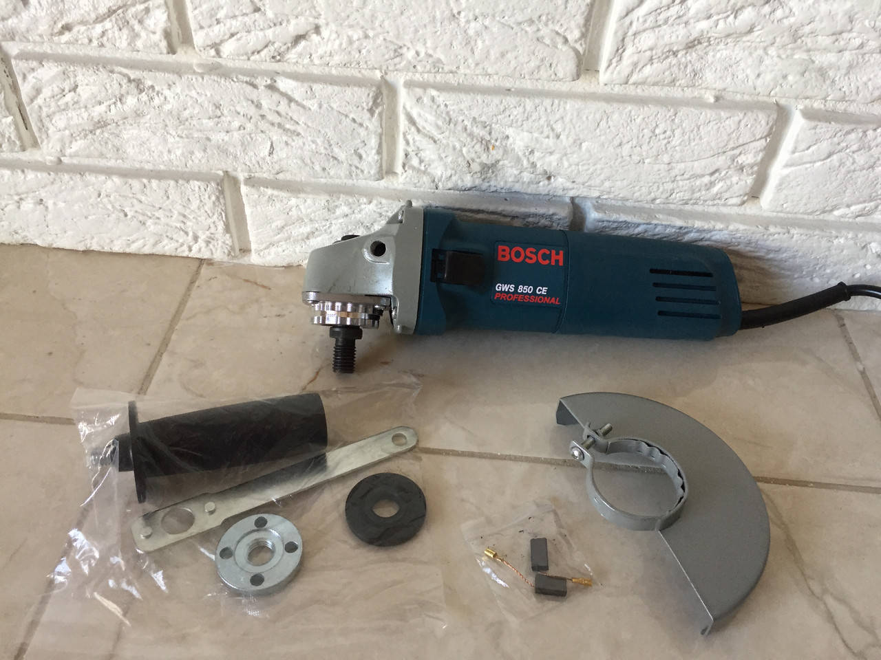 

Болгарка Bosch GWS 850CE с регулятором оборотов ( 850Вт _ 125мм )