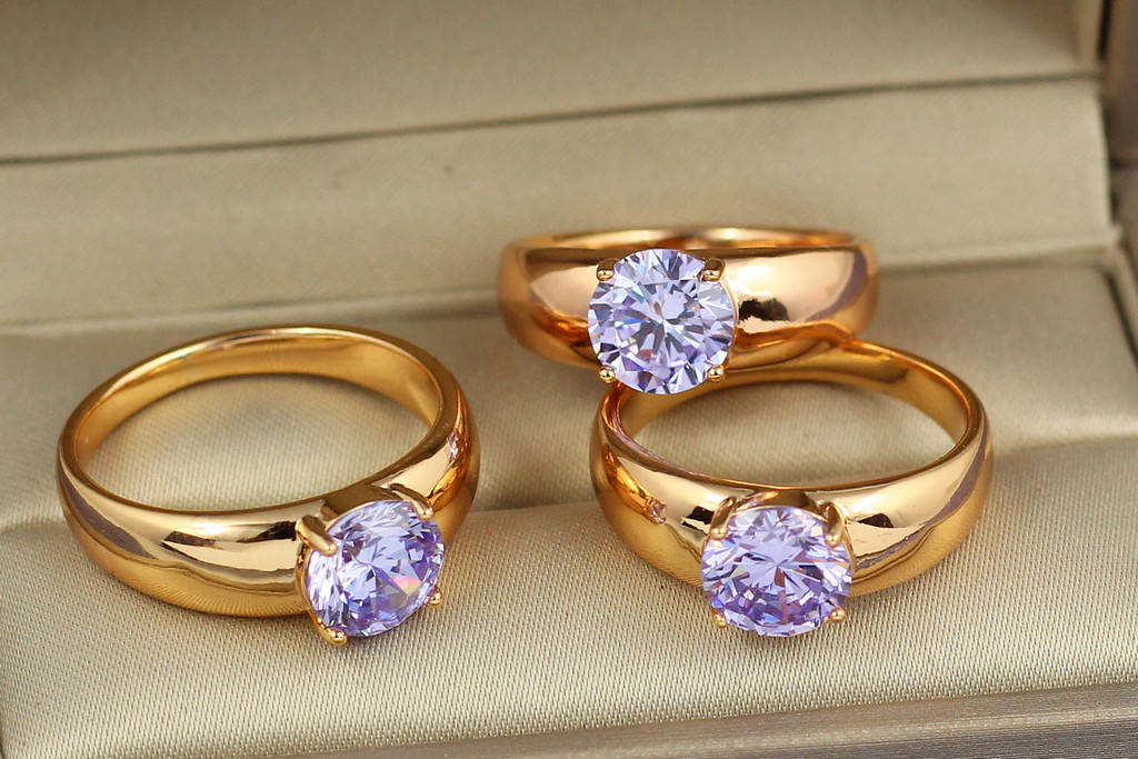 

Кольцо Xuping Jewelry широкое гладкое с лиловым камнем 8 мм р 19 золотистое