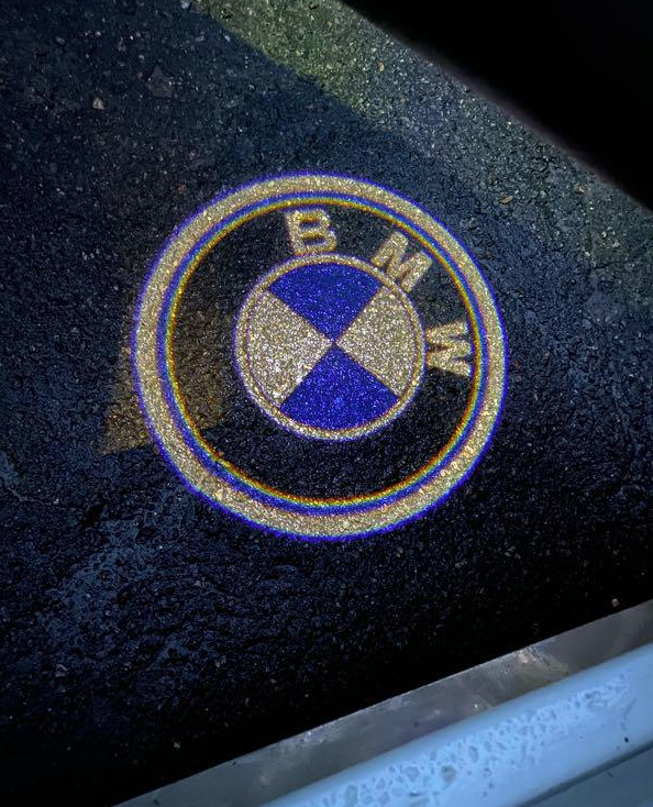 

Проекция подсветка дверей в штатные места BMW E39 Е53 E60 E90 E70 F10 F30 E82 E84 E38 E46 с логотипом БМВ