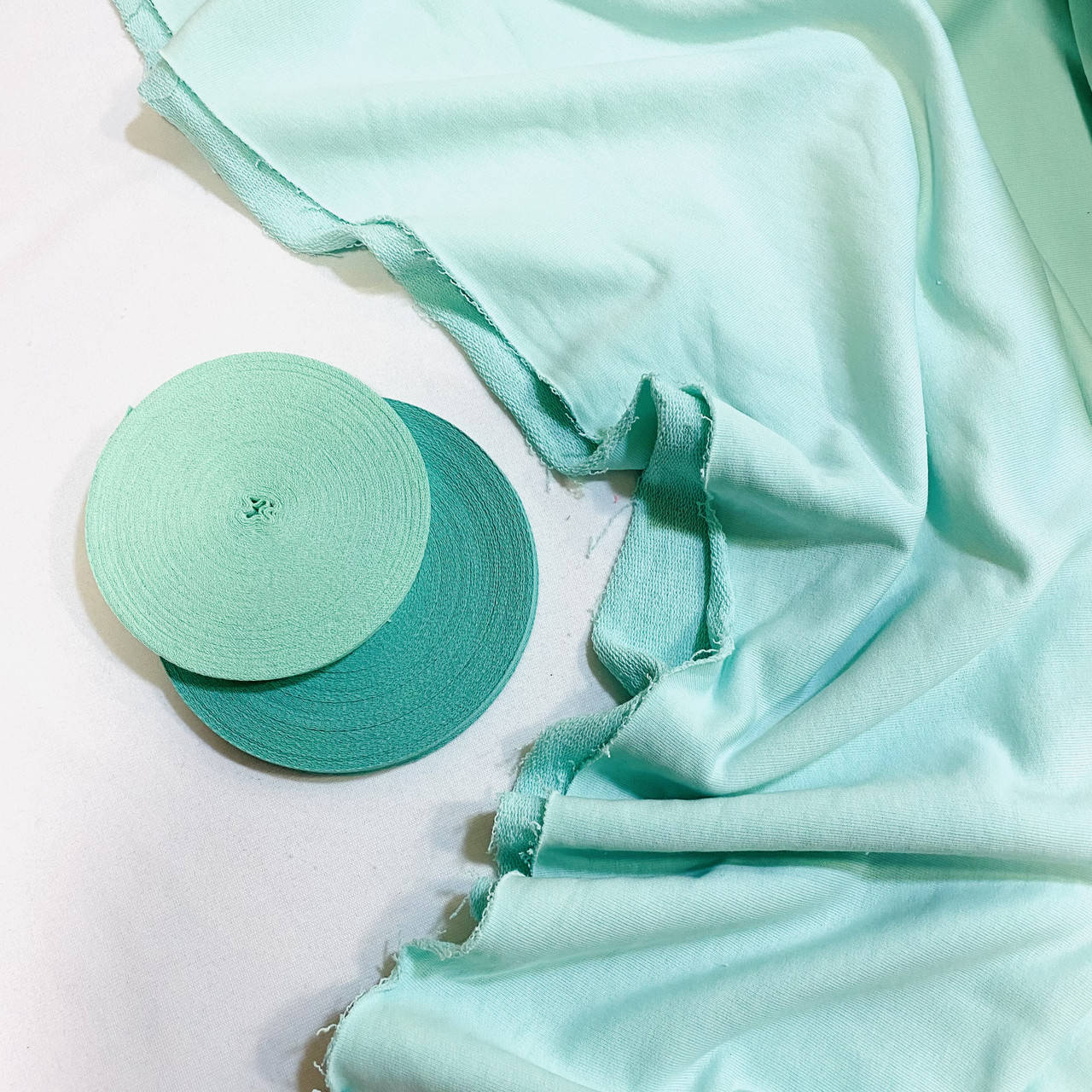 

Трехнитка ПЕТЛЯ мята Состав: 100% хлопок для толстовок, спортивных костюмов и т. д.