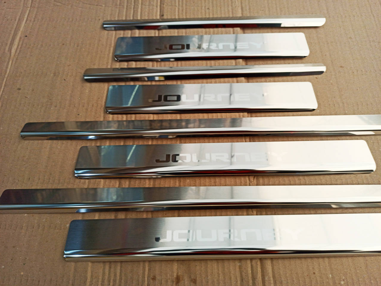 

Накладки на пороги премиум Dodge Journey