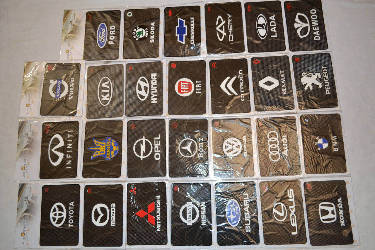 

Коврик торпеды силиконовый с эмблемой