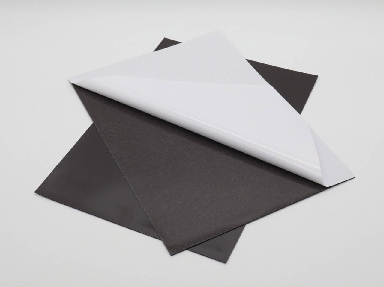 

Магнитный винил с клеем в листах. Размер А4 0.7мм, Черный