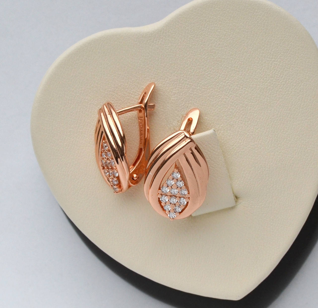 

Серьги с белыми кристаллами покрытие розовым золотом 18к.