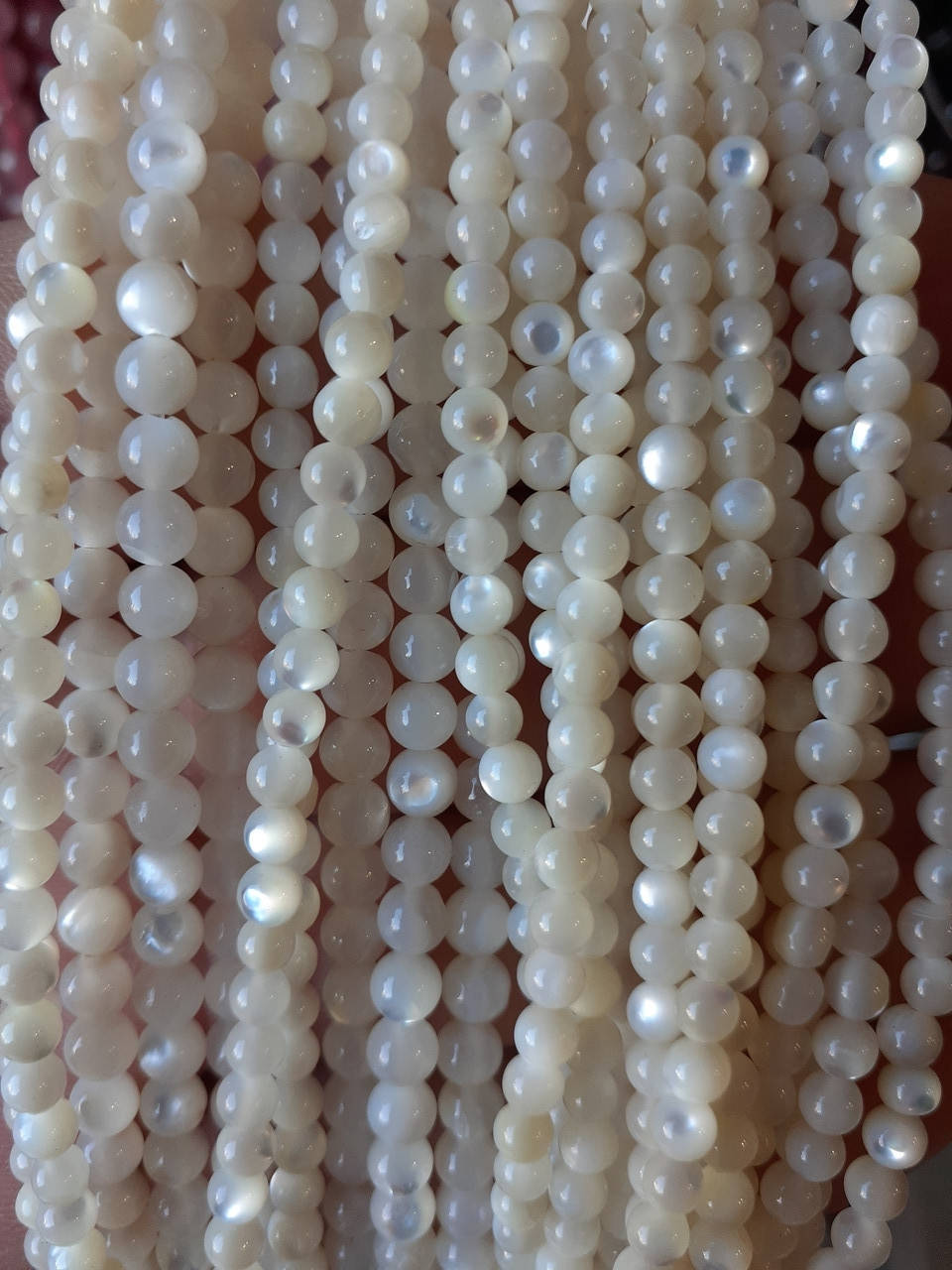 

Бусины на нитке Перламутр d-4мм L-37см
