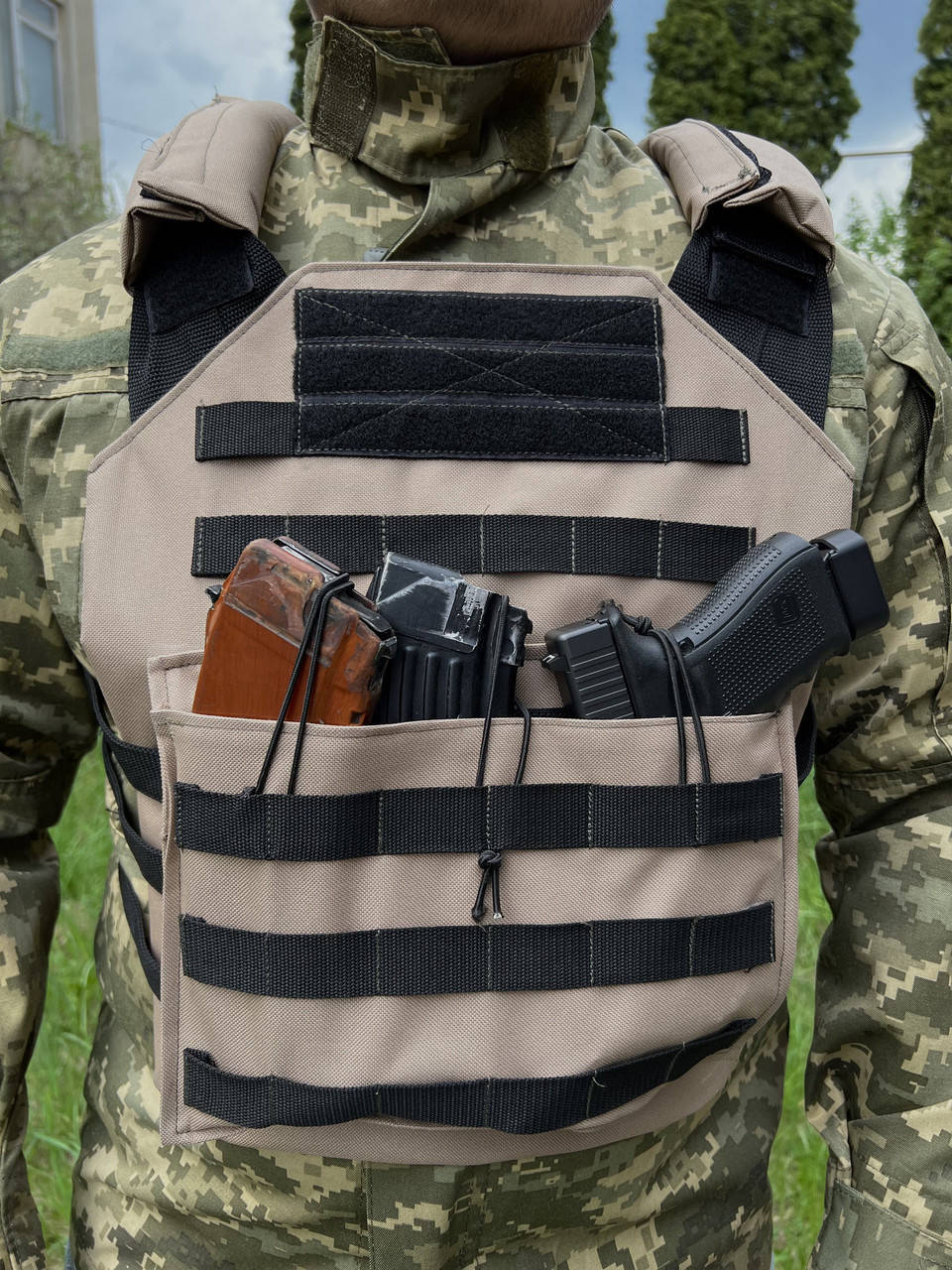 

Плитоноска в кольорі койот з системою MOLLE та відділенням під магазини
