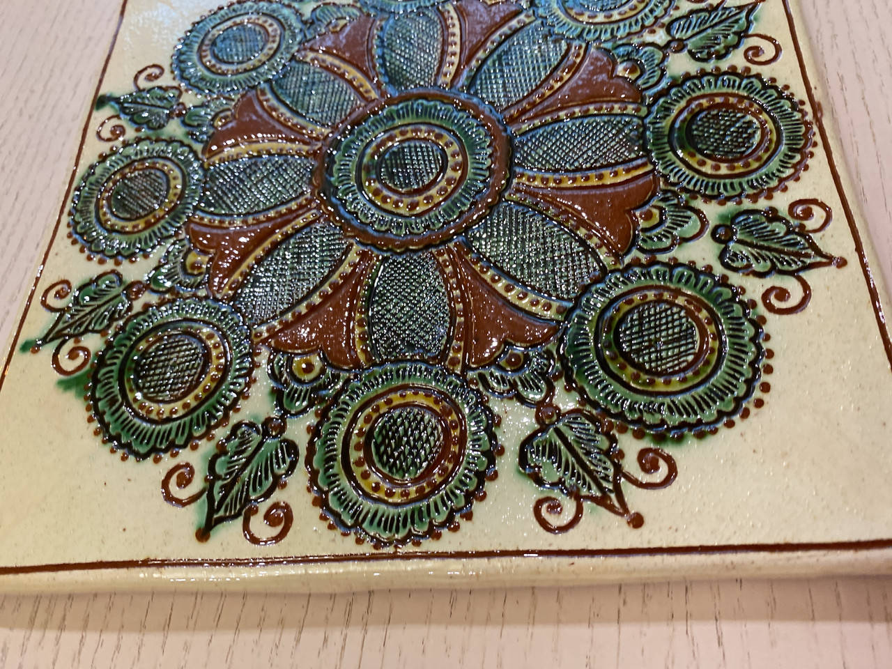 

Кахля-плитка глиняна ручної роботи для декору "Косівська розпис" розмір 20*20 см товщина 1см