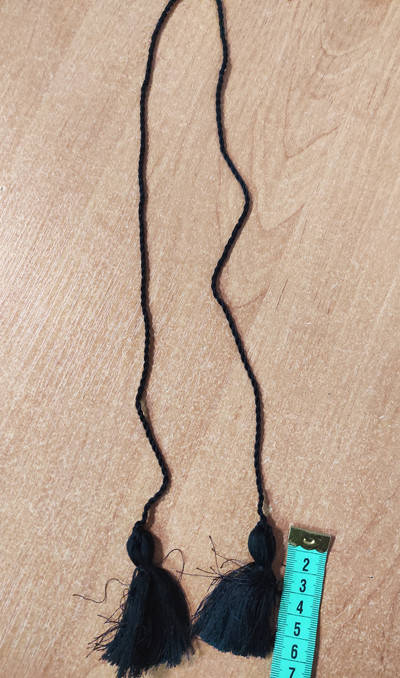 

Кисти (помпоны) для вышиванки с плетенным шнурком длина 70см + 6см кисти. Цвета - белый, синий, черный Белый