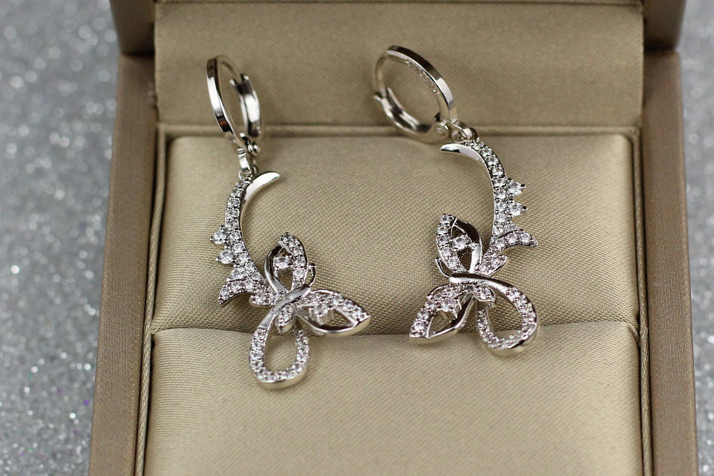 

Серьги подвески Xuping Jewelry бабочки 4 см серебристые