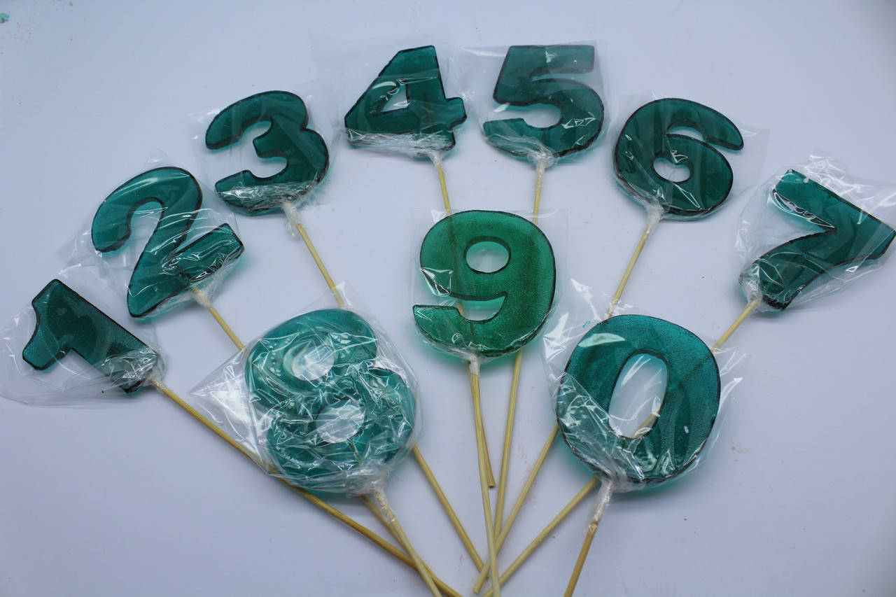 

Леденцы Цифры розовые зеленые с посыпкой декором