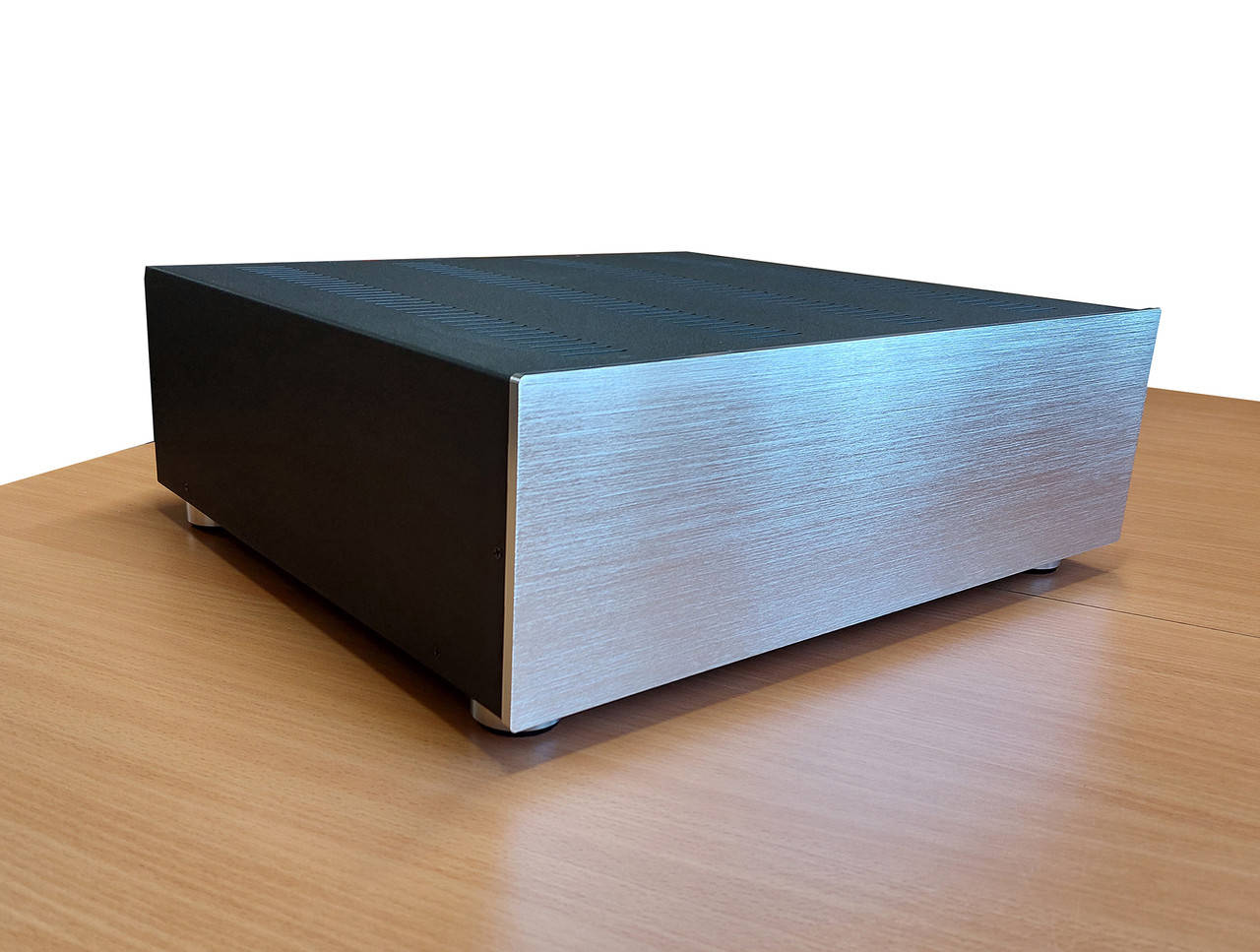 

Корпус металлический с алюминиевой панелью MB-26 (Silver) (Ш430 Г385 В132) черный, RAL9005(Black textured)