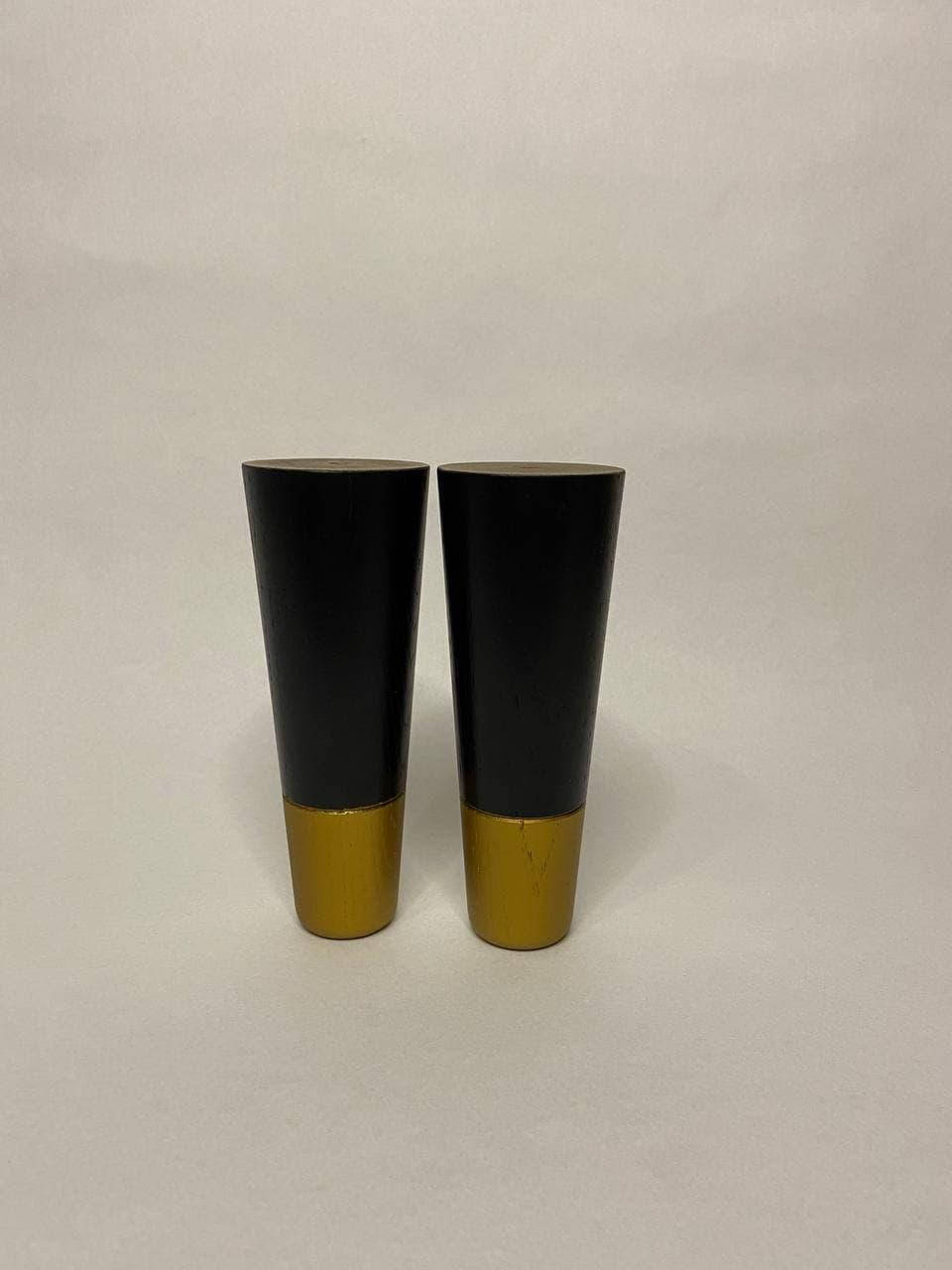 

Мебельная ножка, конусная, с золотым наконечником.