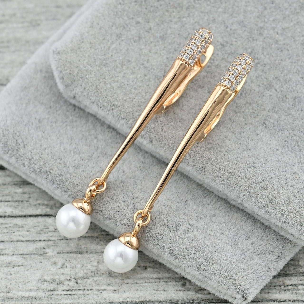 

Серьги подвески 36438 размер 44х6 мм искусственный жемчуг вес 3.2 г позолота 18К