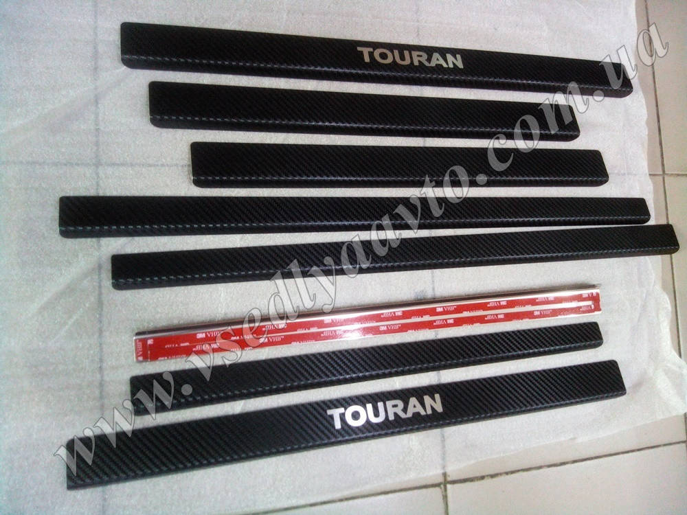 

Накладки на пороги Volkswagen Touran I с 2003-2010 гг. (Carbon)
