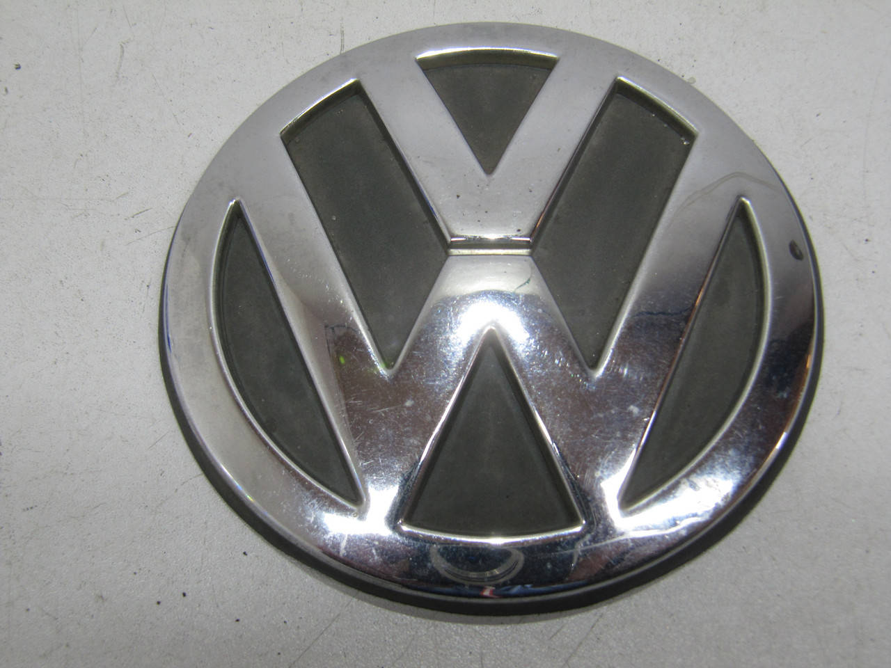 

Эмблема значок логотип задний Гольф4 Бора VW Golf 4 Bora Оригинал 1J6 853 630