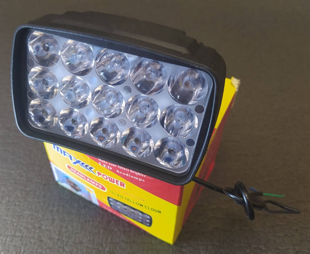 

Светодиодная фара на 15 LED ламп 12-80 v