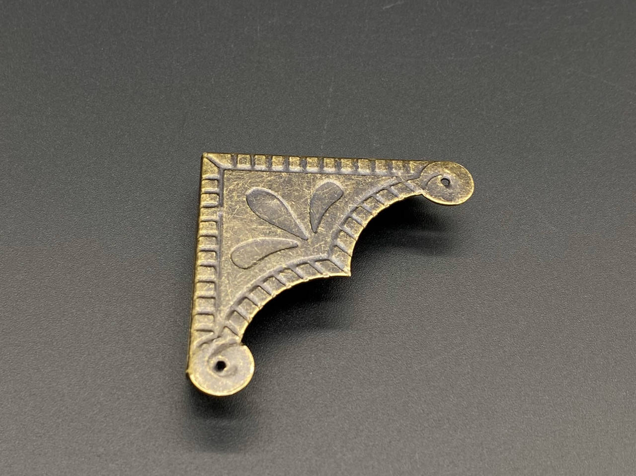 

Уголок накладной. Цвет "старая латунь". 58х12мм