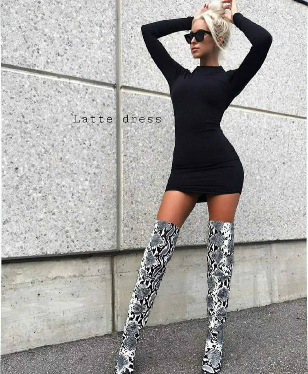 

Трикотажное мини платье под горло