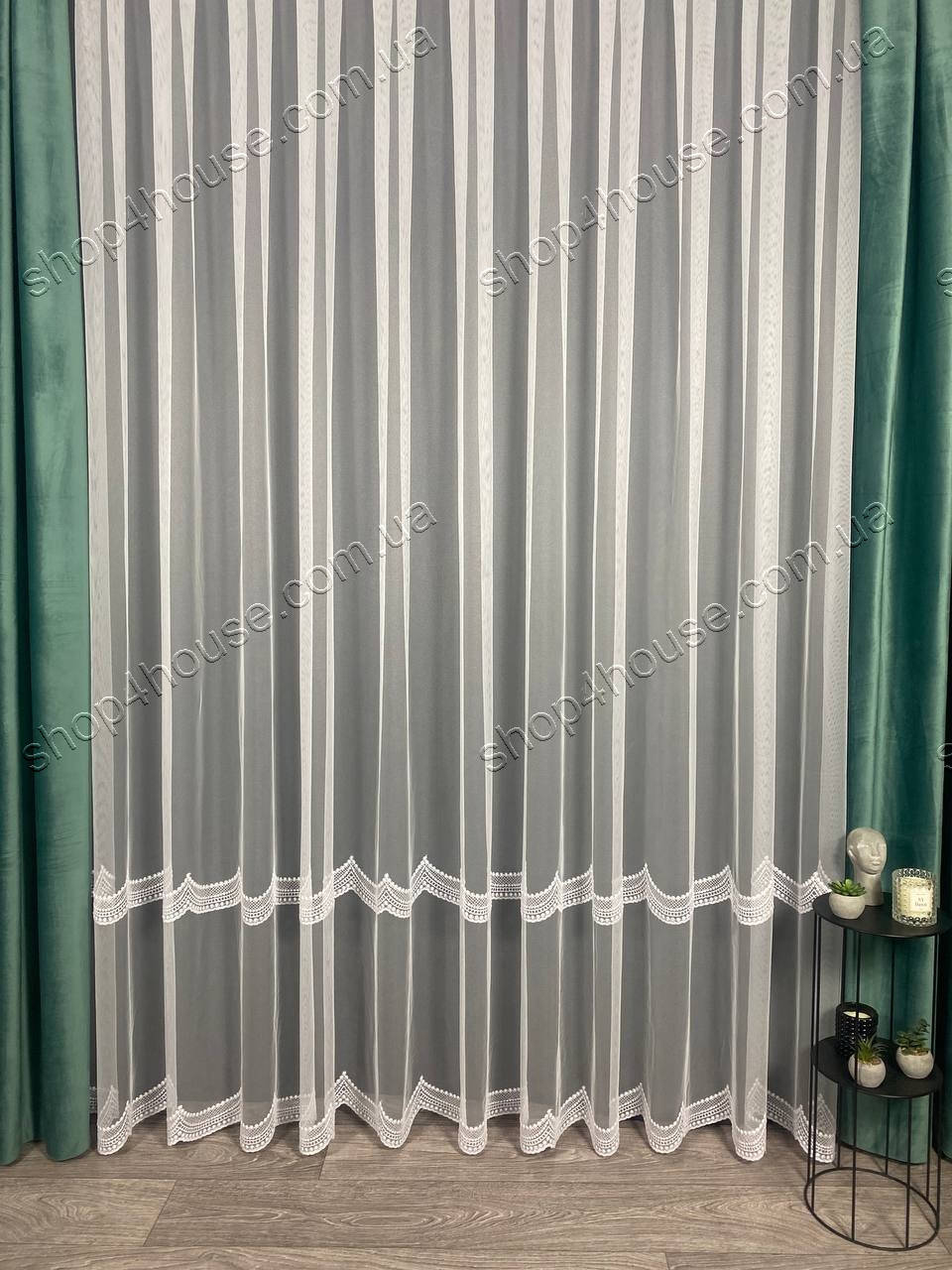 

Турецкая тюль на основе фатина с вышивкой внизу. Цвет: белый