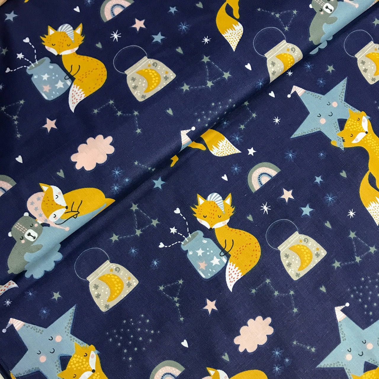 

Польская хлопковая ткань "Лисы в пижамах на ночном небе", Разные цвета