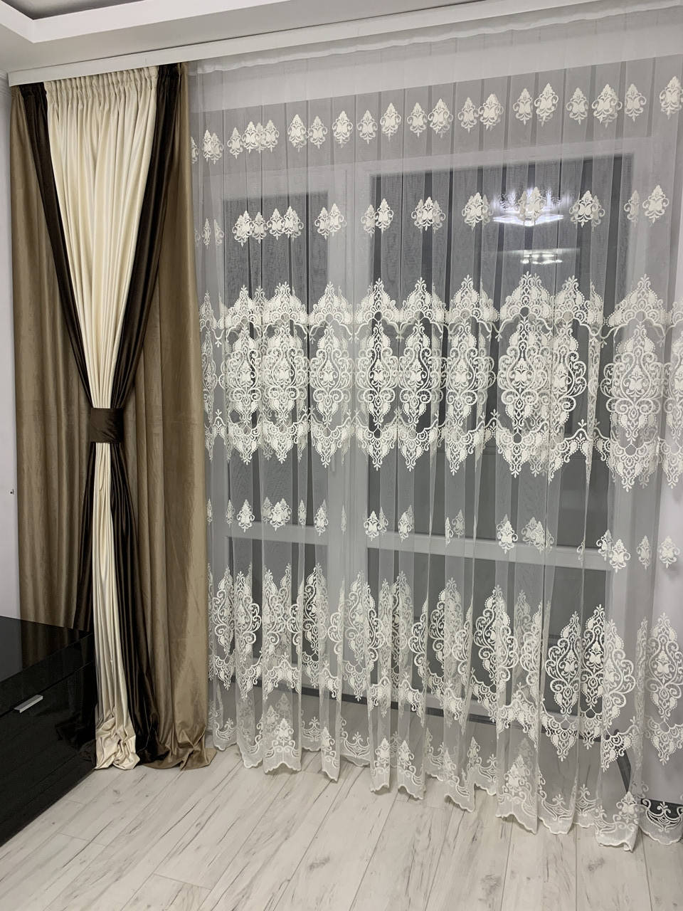 

Тюль фатиновая с красивым купоном в зал/гостиную или спальню. Цвет: Молочный