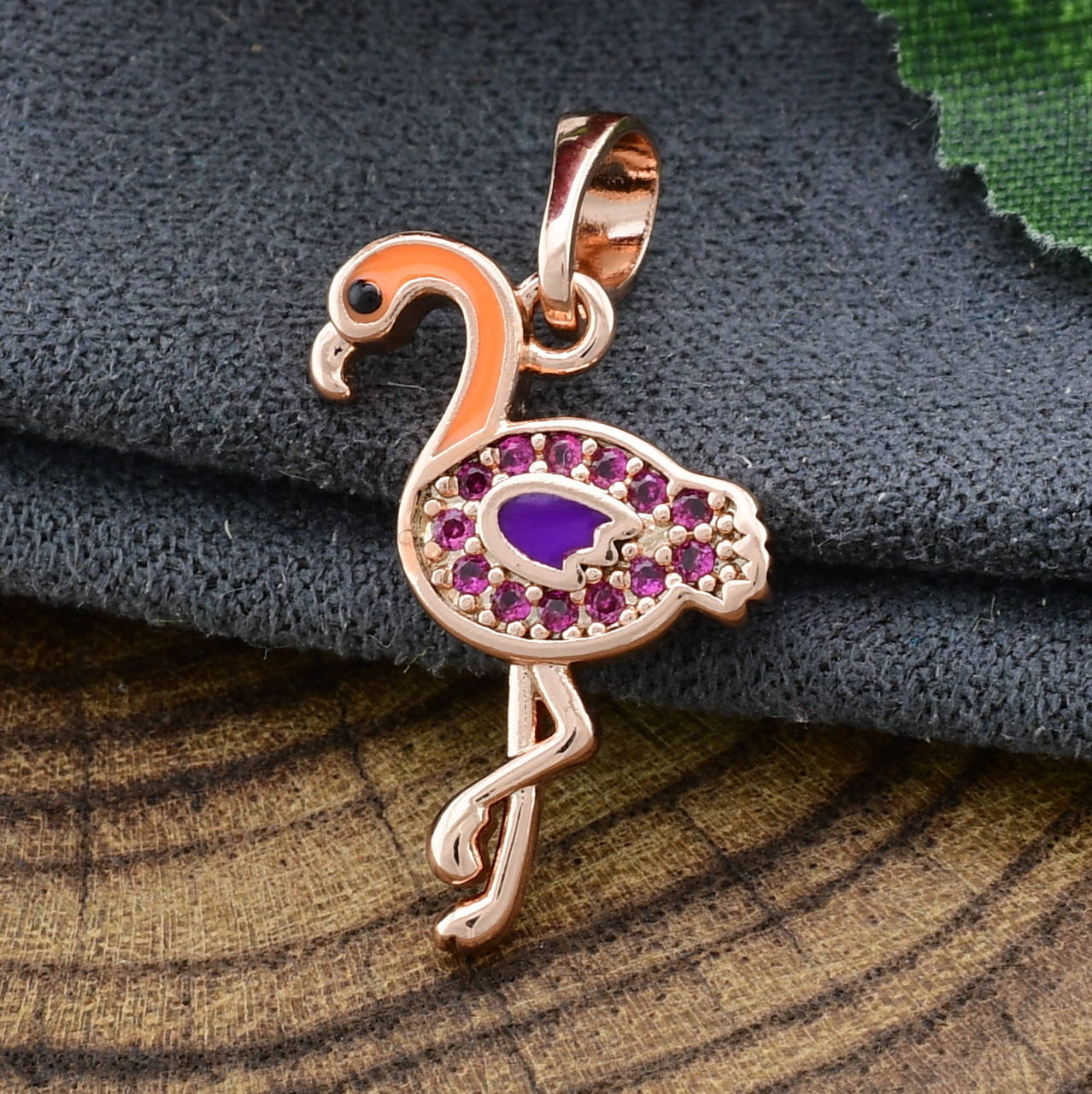 

Кулон Фламинго для цепочки до 3 мм 81000 размер 23х10 мм малиновые фианиты вес 1.2 г позолота РО