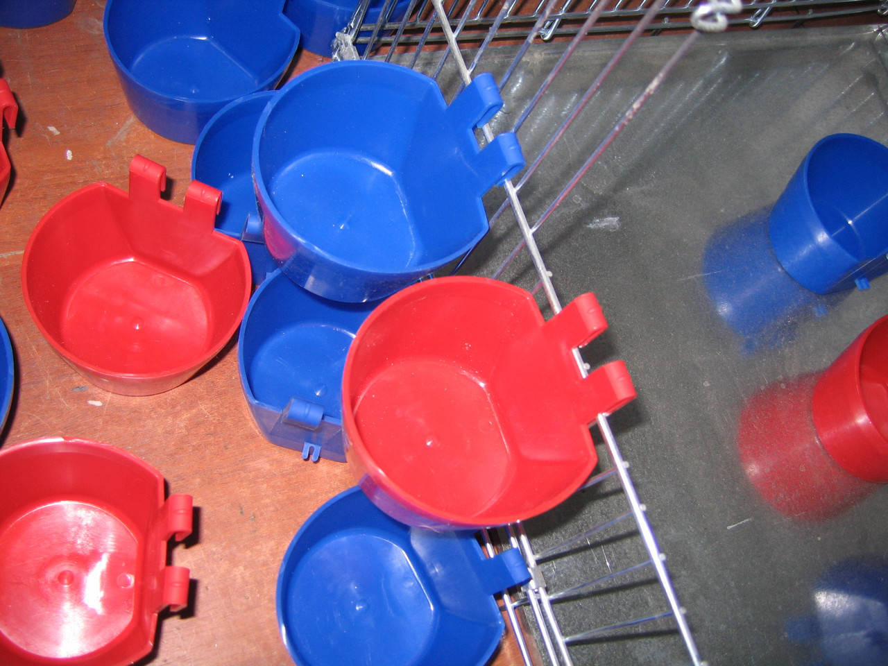 

Кормушка - поилка для кролей