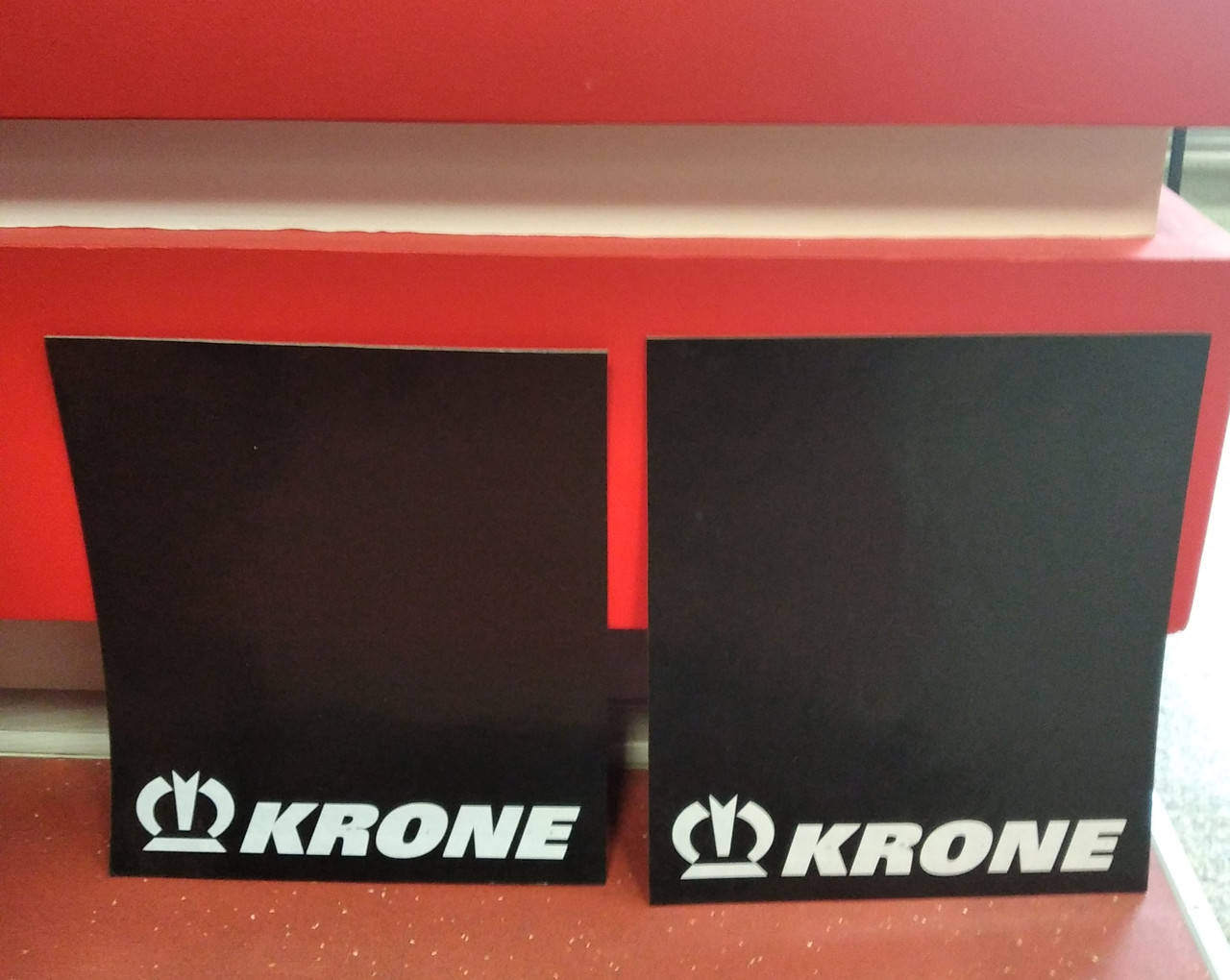 

Брызговик с надписью KRONE 450X400 (КОМПЛЕКТ 2ШТ) L/P