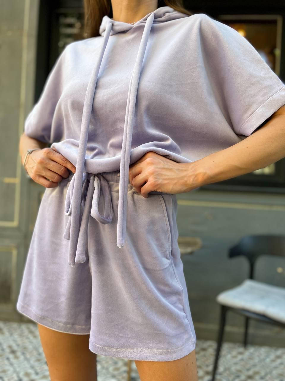 

Женский велюровый костюм (футболка + шорты); бежевый, мятный, голубой, лиловый Лиловый