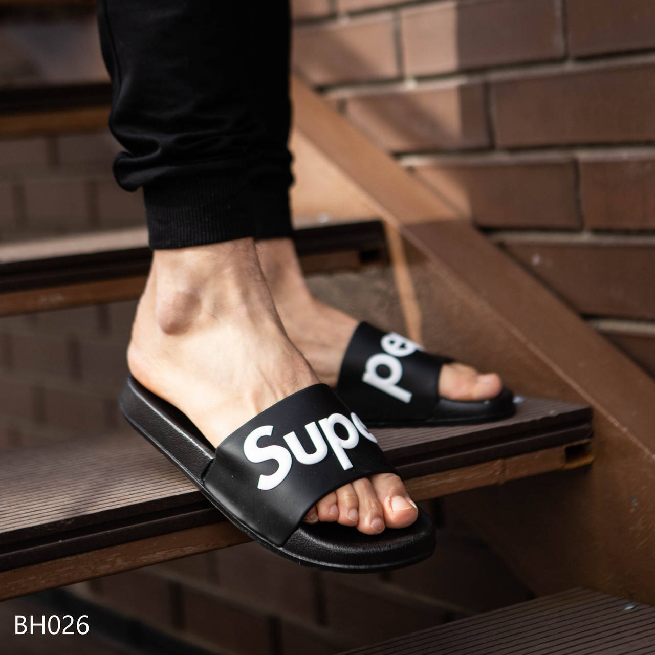 

Мужские шлепанцы SUPREME Размеры: 40 - 25 см/ 41 - 25.5 см/ 42 - 26 см /44 - 27.5 см