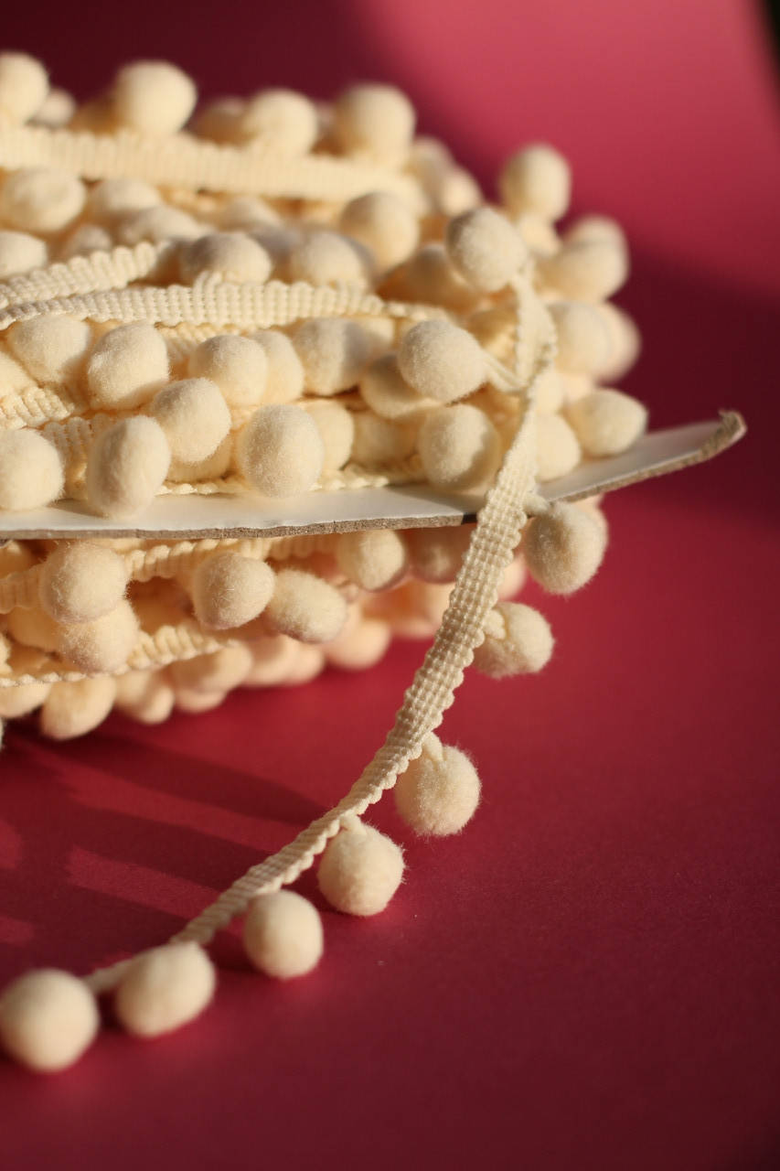 

Помпони на стрічці для одягу молочні 15мм