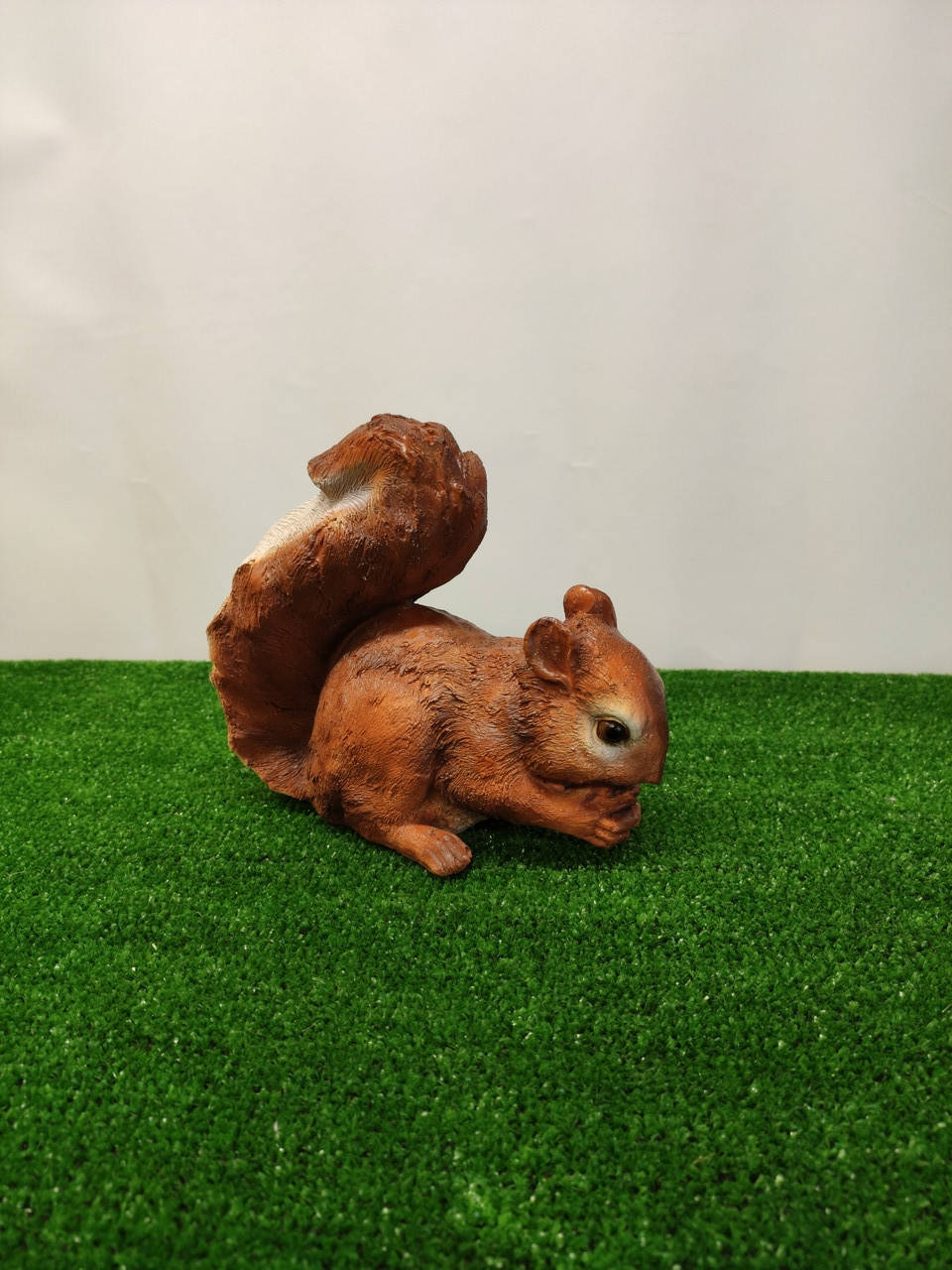 

Садовая фигура Белка грызет шишку. декоративная садовая фигура., Коричневый