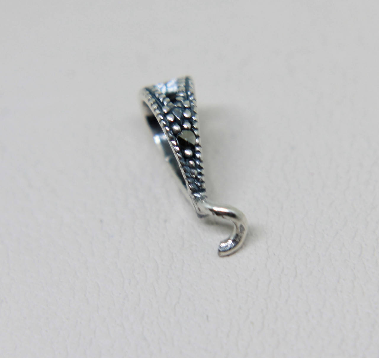 

Ушко для кулона серебряное 13,3х4 mm 0,53 г