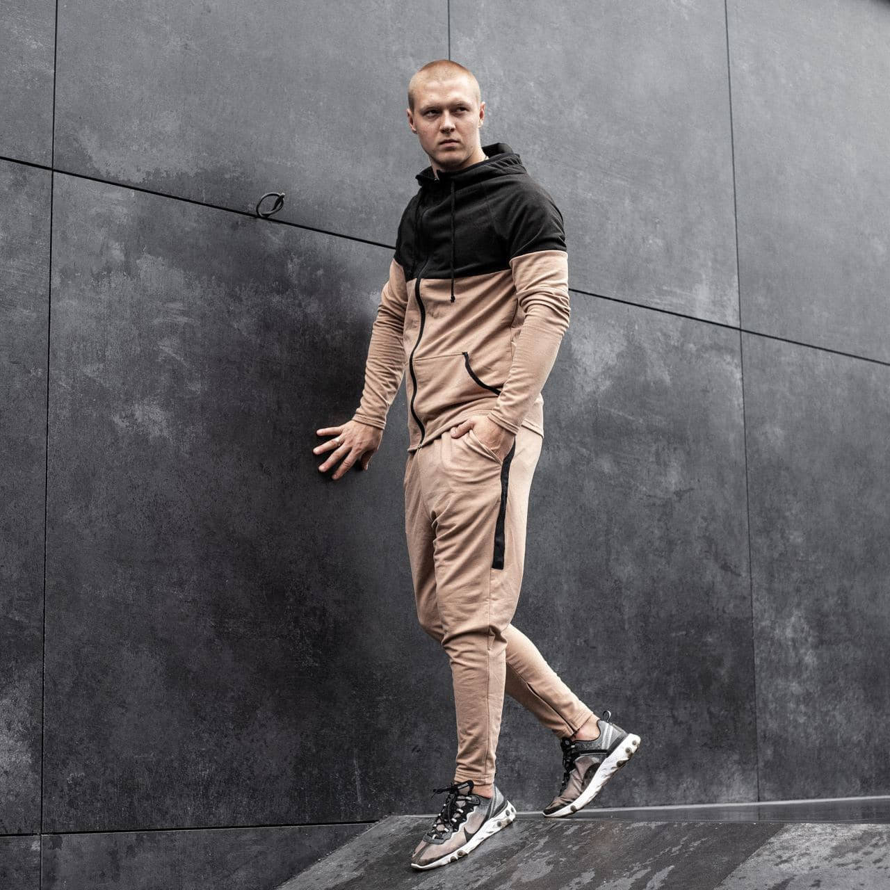 

Спортивный костюм мужской стильный с капюшоном бежевый с черным COMBO 2022
