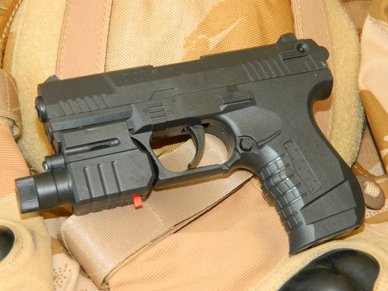 

Игрушечный пистолет Walther P22 на пластиковых шариках с фонариком и лазером, Черный